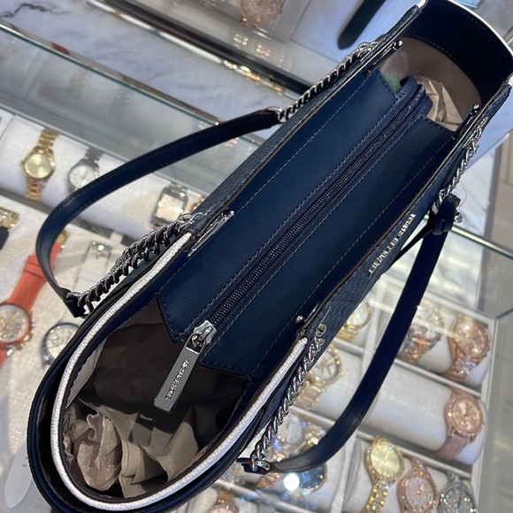 MICHAEL KORS
Jet Set Travel Lg Signature Chain Shoulder Tote Bag
Navy Multi
NWT - Picture 8 of 16